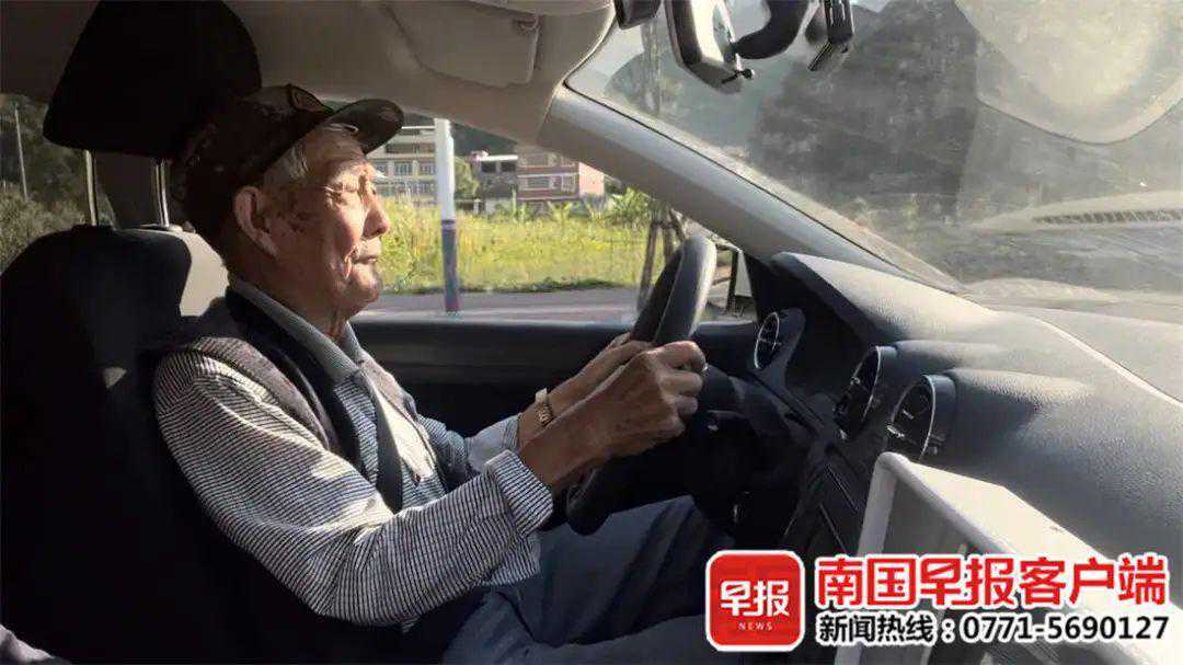 厉害！广西88岁老人半年考取驾照，所有科目一次过