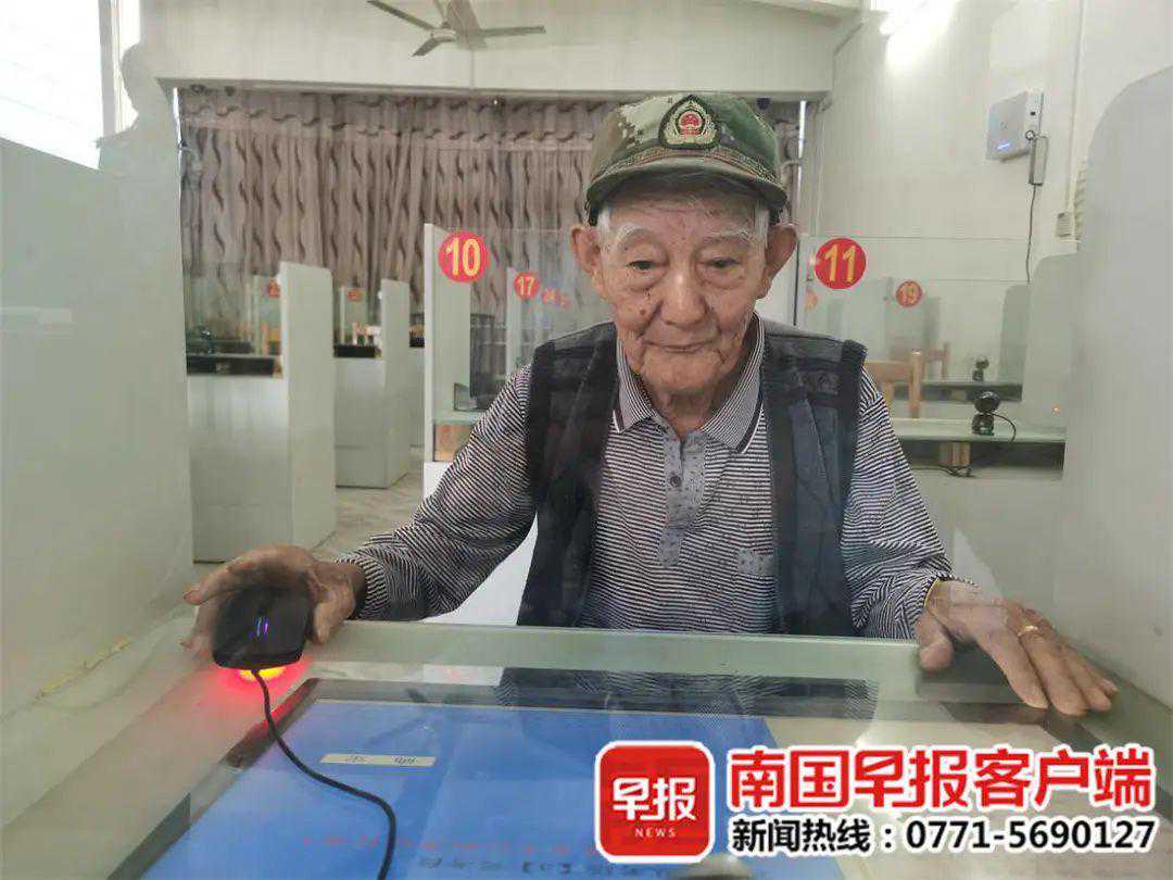 厉害！广西88岁老人半年考取驾照，所有科目一次过